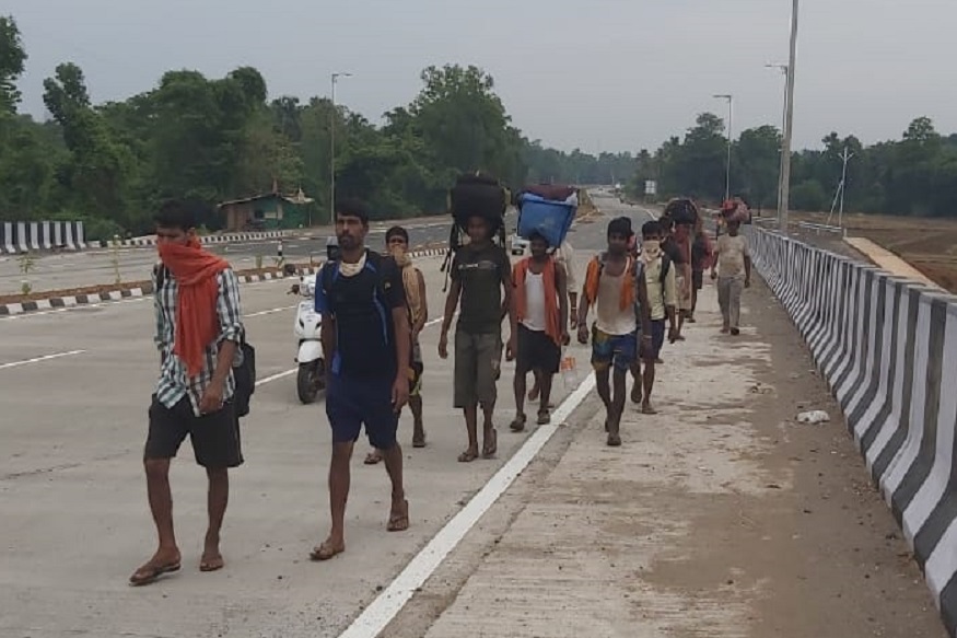 लॉकडाऊनची भयकथा : चालत निघालेल्या मजुरांनी उच्चारलेले हे शब्द ऐकताच डोळे पाणावतील!