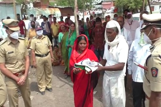 मुलाला अखेरचा निरोप देताना आई-वडिलांच्या अश्रूंचा बांध फुटला, शहीद धनाजी होनमाने यांच्यावर अत्यंसंस्कार
