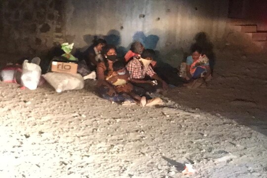 वाटेतच बाप गमावला, मुंबईतून कोकणात निघालेल्या मुलांच्या डोळ्यासमोरच छत्र हरपलं!