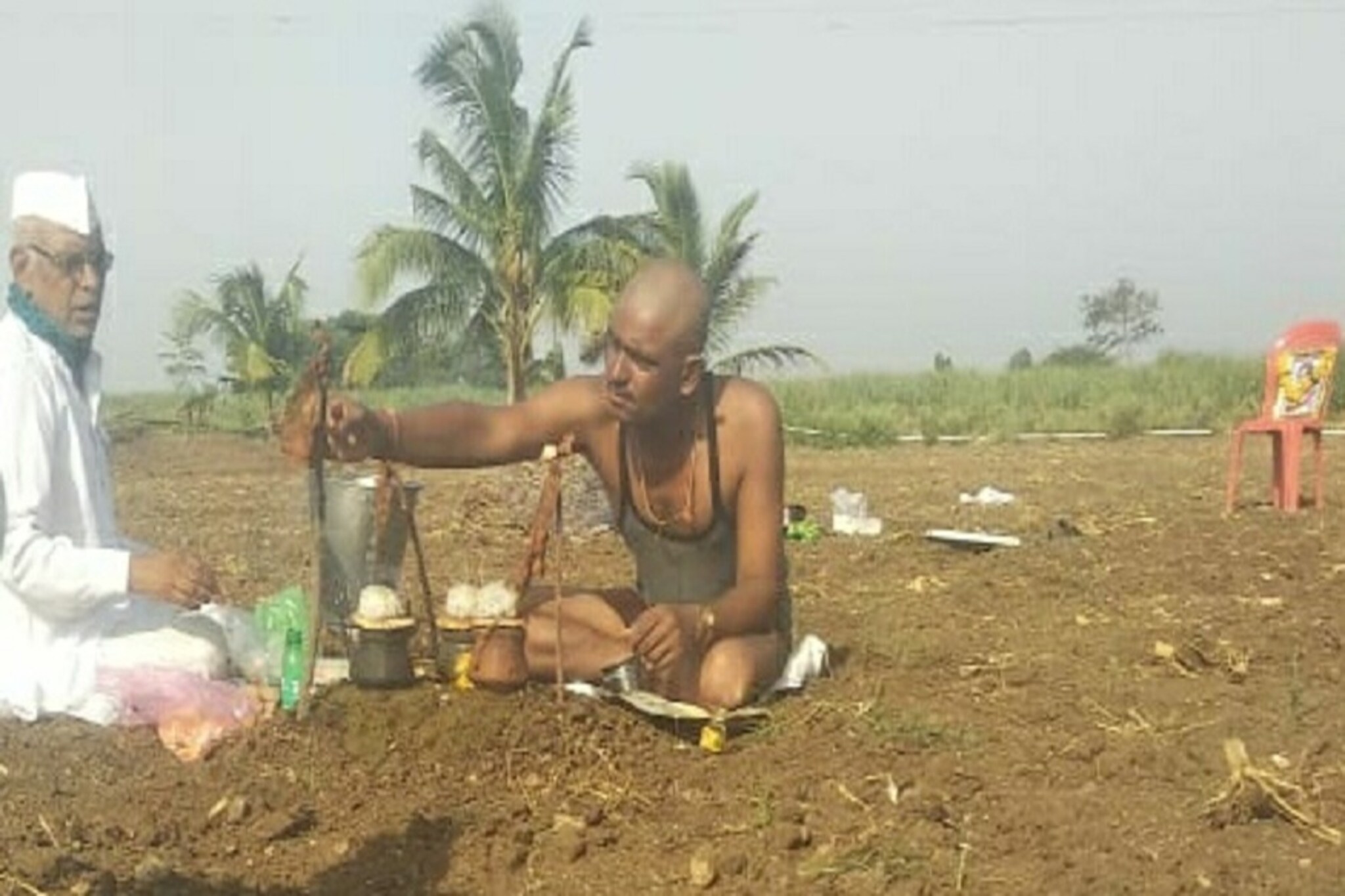 मुलगी गमावल्यानंतर गावात असूनही आई-बाप अंत्यविधीलाही जाऊ शकले नाहीत!