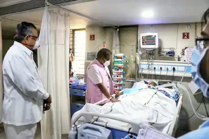 माजी मुख्यमंत्र्यांची प्रकृती गंभीर, आता गाणी ऐकवून दिली जात आहे ऑडिओ थेरेपी