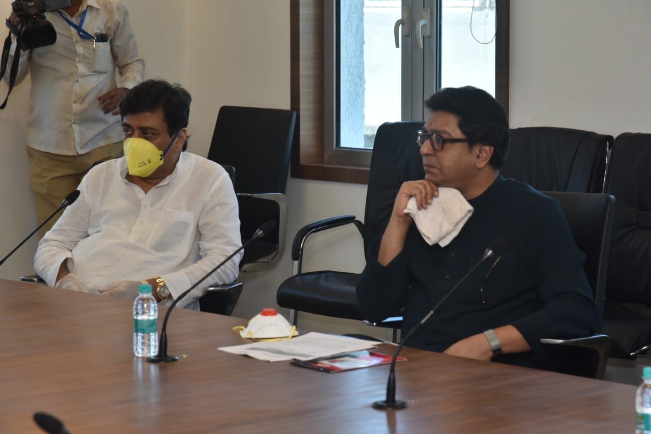 तसंच यावेळी मनसेचे अध्यक्ष राज ठाकरे हे सुद्धा उपस्थितीत होते. राज ठाकरे यांनी येणाऱ्या काळात काय करता येईल, याबद्दल सुचना केली. तसंच यावेळी मनसेचे अध्यक्ष राज ठाकरे हे सुद्धा उपस्थितीत होते. राज ठाकरे यांनी येणाऱ्या काळात काय करता येईल, याबद्दल सुचना केली.