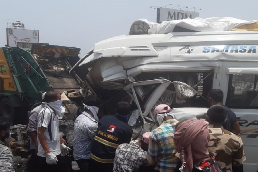 मुंबई-पुणे एक्स्प्रेस वेवर भीषण अपघातात मिनी बसचा चक्काचूर, 5 जण गंभीर