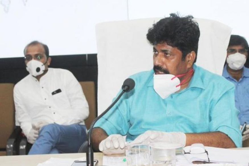 कांद्याला जीवनावश्यक वस्तूत टाकणारा महामुर्ख कोण? राज्यमंत्र्यांचा मोदी सरकारवर घणाघात