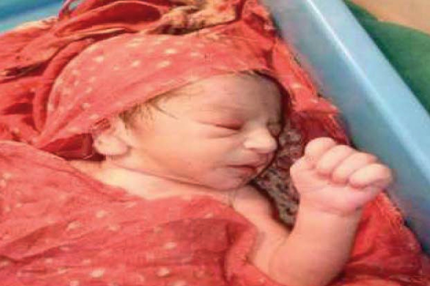 खड्ड्यात फेकलं नवजात अर्भक! कारण ऐकाल तर सुन्न होईल तुमचं डोकं