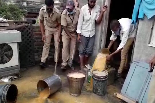25 हजारांत 1 लाख लिटर दारू, भामट्यांनी घरीच सुरु केला होता गोरखधंदा!