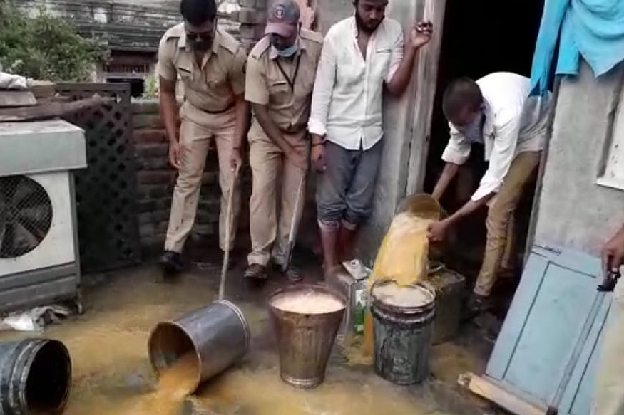 25 हजारांत 1 लाख लिटर दारू, भामट्यांनी घरीच सुरु केला होता गोरखधंदा!