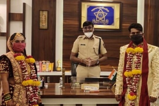 लॉकडाऊनमध्ये कोरोना योद्ध्यांच्या साक्षीने बांधली लग्नगाठ; चक्क पोलीस अधीक्षकांच्या कार्यालयातच झाला विवाह सोहळा