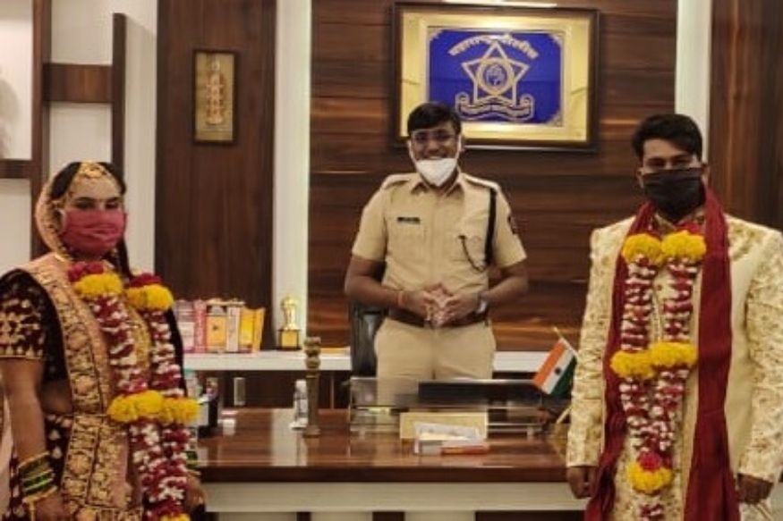 लॉकडाऊनमध्ये कोरोना योद्ध्यांच्या साक्षीने बांधली लग्नगाठ; चक्क पोलीस अधीक्षकांच्या कार्यालयातच झाला विवाह सोहळा