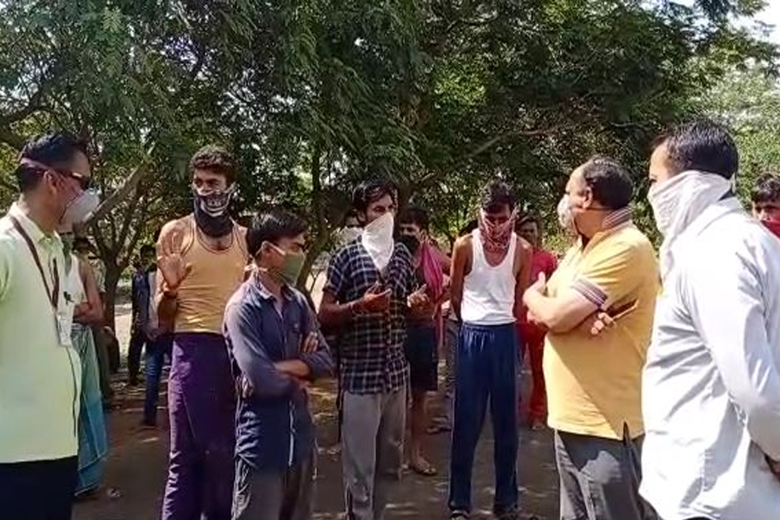 माणुसकी गेली कुठे? परप्रांतीय मजुरांना पोलिसानं पट्ट्यानं मार मार मारलं