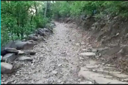 गावकरी झाले आत्मनिर्भर! स्वातंत्र्याच्या 72 वर्षांनंतरही नव्हता रस्ता, 2 वर्षांत डोंगर फोडून 3 किमीचा रस्ता तयार