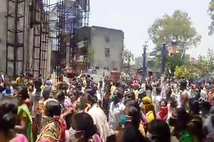 मोठी बातमी! पुण्यात प्रतिबंधित क्षेत्रात नागरिकांचा उद्रेक, रस्त्यावर उतरल्या शेकडो महिला