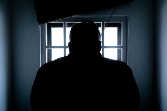 बापाचा लेकरासाठी जीव तुटला, पण मुलानेच हात उगारला कारण...