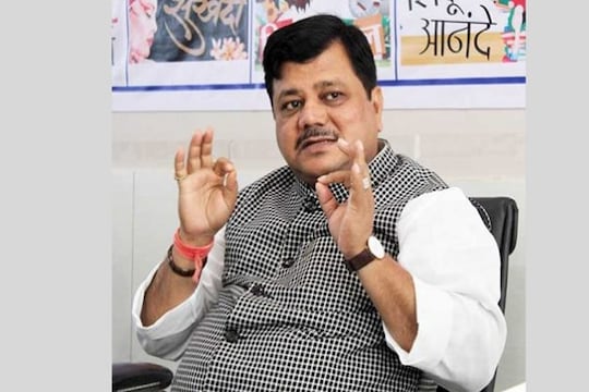 विधान परिषदेचे विरोधी पक्षनेते प्रवीण दरेकर यांच्या कारला अपघात