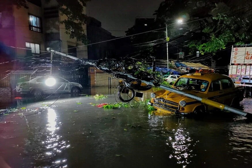 गेल्या काही दशकांमधील सर्वात भीषण अशा या चक्रीवादळामुळे कोव्हिड-19 च्या संकटकाळात मोठे नुकसान झाले आहे. यामुळे लाखो लोकांवर परिणाम झाला असून 86 जणांचा मृत्यू झाला आहे. गेल्या काही दशकांमधील सर्वात भीषण अशा या चक्रीवादळामुळे कोव्हिड-19 च्या संकटकाळात मोठे नुकसान झाले आहे. यामुळे लाखो लोकांवर परिणाम झाला असून 86 जणांचा मृत्यू झाला आहे.