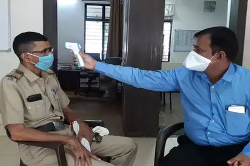कोरोनाचा कहर! पोलिसांनीच पोलिसांसाठी सुरू केलं चालतं फिरतं 'फीवर क्लिनिक'