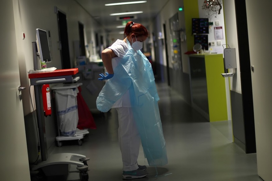 पावसाळ्या असंख्य साथीचे रोग पसरतात. त्यामुळे हा एक आजारपणाचा मौसम आहे. या हंगामात, बॅक्टेरियाची संख्या वेगानं वाढत असते असं तज्ज्ञांचं म्हणणं आहे. त्यामुळे डेंग्यू, मलेरिया, चिकनगुनिया, व्हायरल तापासारख्या अनेक आजारांचा धोका वाढतो. त्यात शरीराची रोग प्रतिकारशक्ती वाढवण्याची गरज आहे. पण जर पावसाळ्यात आपली रोग प्रतिकारशक्ती कमकुवत असेल तर मात्र कोरोना विषाणू होण्याचा धोका वाढतो.