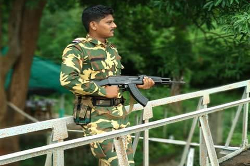 BREAKING: माओवाद्यांच्या हल्ल्यात पोलिस उपनिरीक्षकासह एक कॉन्स्टेबल शहीद