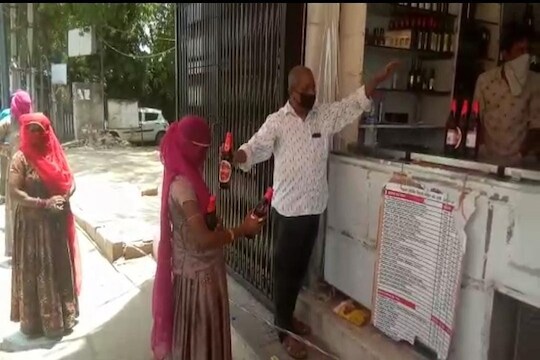 हा VIDEO पाहून आता काय म्हणाल? दारूच्या दुकानाबाहेर घुंगट घेतलेल्या महिलांची रांग का लागली वाचा