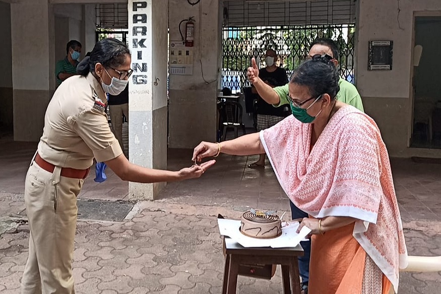 'या' फोटो मागची कहाणी वाचून मुंबई पोलिसांबद्दल वाढेल अभिमान!