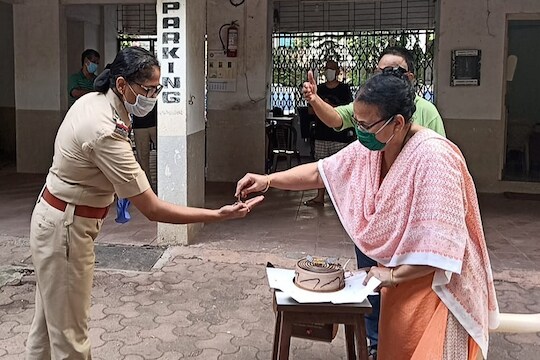 'या' फोटो मागची कहाणी वाचून मुंबई पोलिसांबद्दल वाढेल अभिमान!