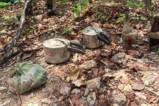 BREAKING: घातपाताचा मोठा कट उधळला, 4 आयडी स्फोटकांसह 3 पेट्रोल बॉम्ब जप्त