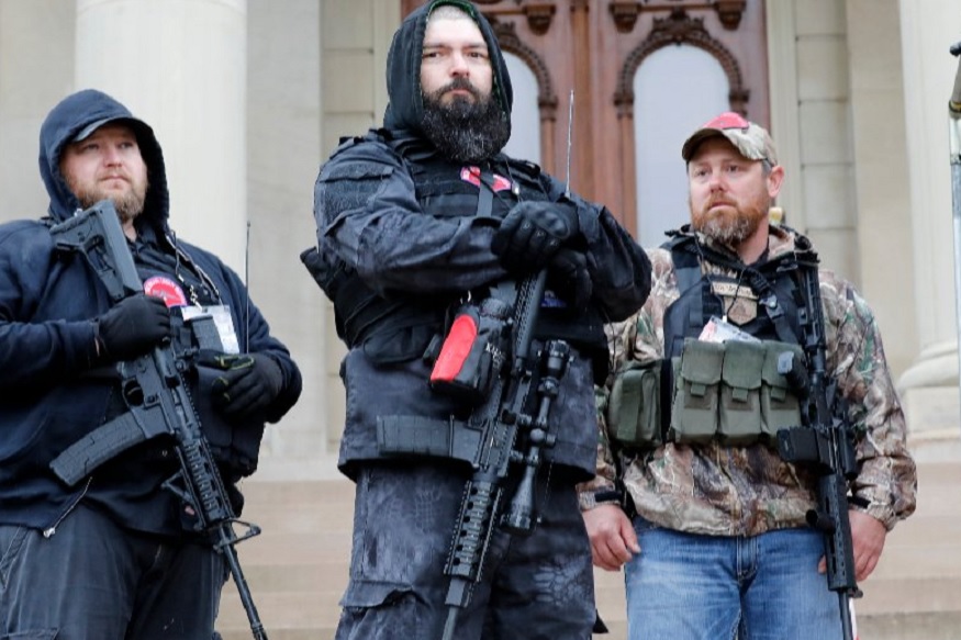 लॉकडाऊन हटवा नाहीतर..., या देशात बंदूक घेऊन रस्त्यावर उतरले नागरिक