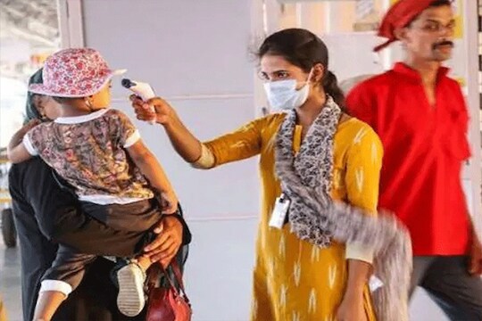 पती-पत्नीला कोरोनामुक्त घोषित करुन केली फुलांची उधळण, नंतर समोर आली धक्कादायक बाब!