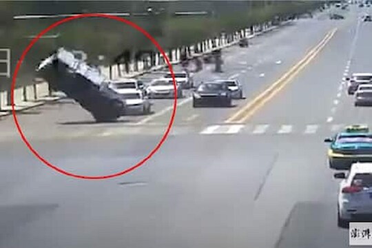 VIRAL VIDEO : बापरे! एवढ्या जोरात वारा आला की ट्रकच हवेत गरगर फिरला