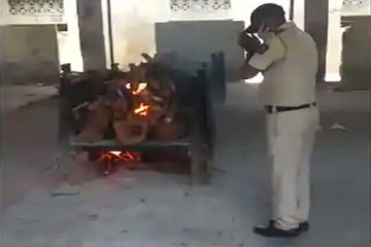कर्तव्यासोबतच माणुसकीचं दर्शन घडवणाऱ्या पोलिस कॉन्स्टेबलला गृहमंत्र्यांचाही 'कडक सॅल्युट'