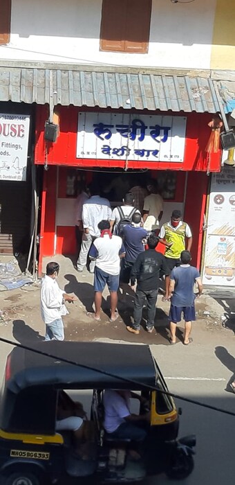 कोरोना व्हायरसचा प्रादुर्भाव वाढू नये म्हणून देशात लॉकडाउन करण्यात आलं. त्यामुळे देशभरात मद्यविक्री करण्यास बंदी घालण्यात आली होती. अखेर महिन्याभराच्या कालावधीनंतर दारूविक्रीस परवानगी देण्यात आल्यामुळे तळीरामांसाठी आज दिवस खासच ठरला आहे. 