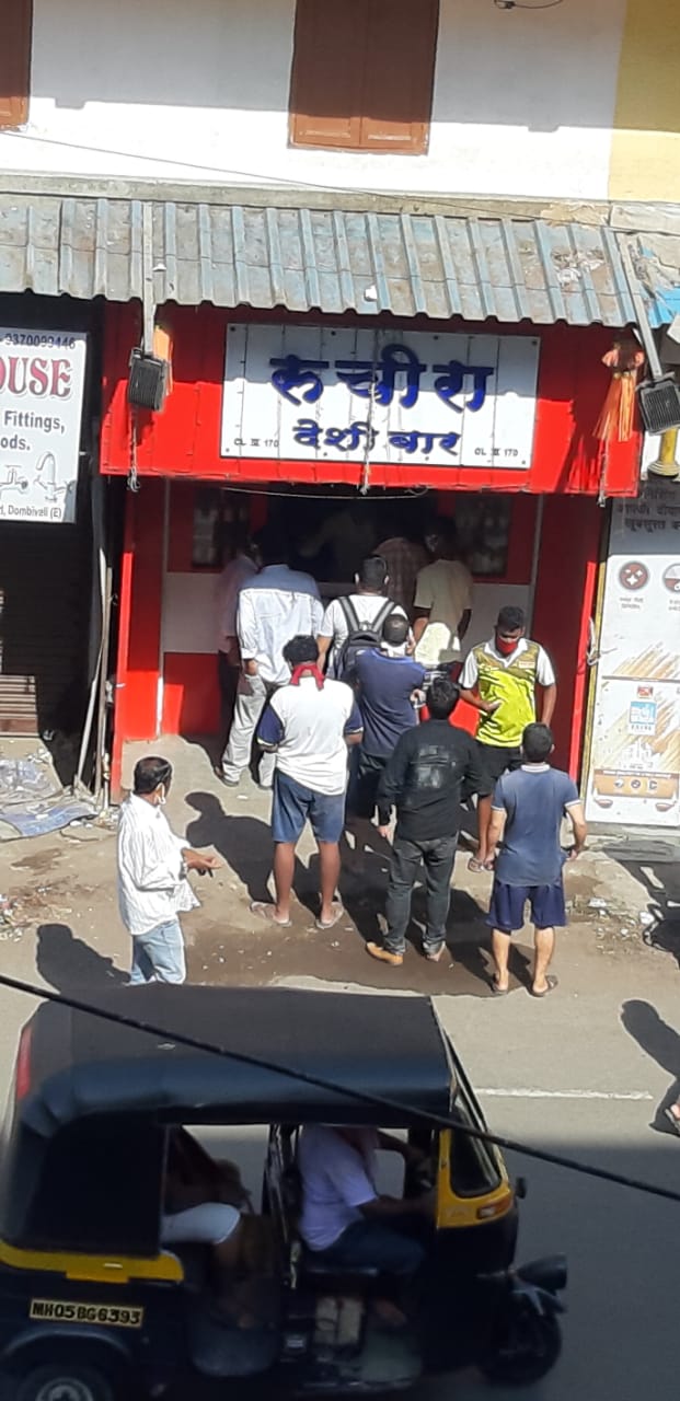 कोरोना व्हायरसचा प्रादुर्भाव वाढू नये म्हणून देशात लॉकडाउन करण्यात आलं. त्यामुळे देशभरात मद्यविक्री करण्यास बंदी घालण्यात आली होती. अखेर महिन्याभराच्या कालावधीनंतर दारूविक्रीस परवानगी देण्यात आल्यामुळे तळीरामांसाठी आज दिवस खासच ठरला आहे. 