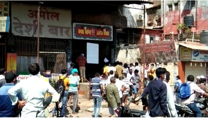 काही ठिकाणी तळीरामांनी पहाटेपासून रांगा लावल्या होत्या. 
