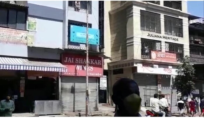 मागील अनेक दिवसांपासून मद्यविक्री बंद असल्यामुळे नागरिकांमध्ये घेण्यासाठी मोठ्या प्रमाणात पिशव्या बॉक्स घेऊन आलेले आहेत.