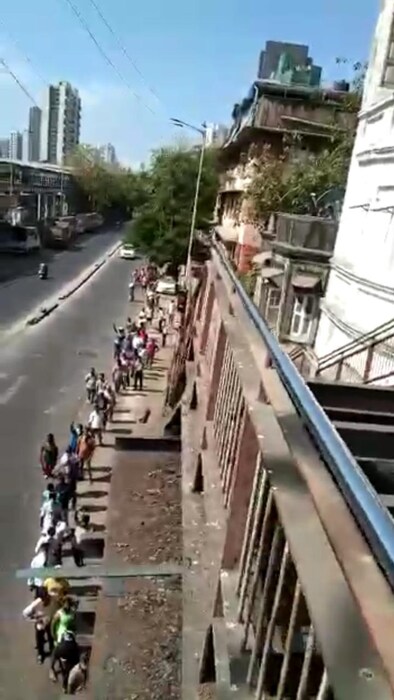 माटुंगा परिसरांत एका वाईन शॉप्ससमोर दूर रांग लावून सकाळपासून गर्दी केली होती. वाईन शॉप दुकान उघडण्याच्या आधीच इतकी मोठी रांग लावल्याने पोलीस तिथ आले आणि लोकांना हाकलून दिलं.