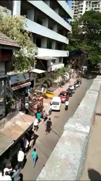 कोरोनाच्या परिस्थितीमध्ये वाईन शॉप्स बाहेर गर्दी झाल्यामुळे पोलिसांवर आणखी ताण पडला आहे. पोलिसांवर गर्दी नियंत्रण ठेवण्याची जबाबदारी आलेली आहे. 