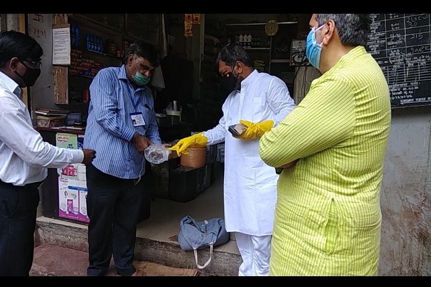 आदित्य ठाकरेंच्या मतदारसंघातल्या दुकानात विरोधीपक्ष नेत्याची धाड