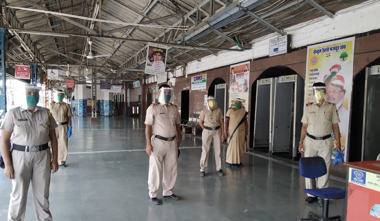 सोशल डिस्टंसिंग आणि कोरोना विरोधात लढण्यासाठी आवश्यक सर्व बाबींची काळजी घेत पोलीस आपलं कर्तव्य बजावत आहेत. सोशल डिस्टंसिंग आणि कोरोना विरोधात लढण्यासाठी आवश्यक सर्व बाबींची काळजी घेत पोलीस आपलं कर्तव्य बजावत आहेत.