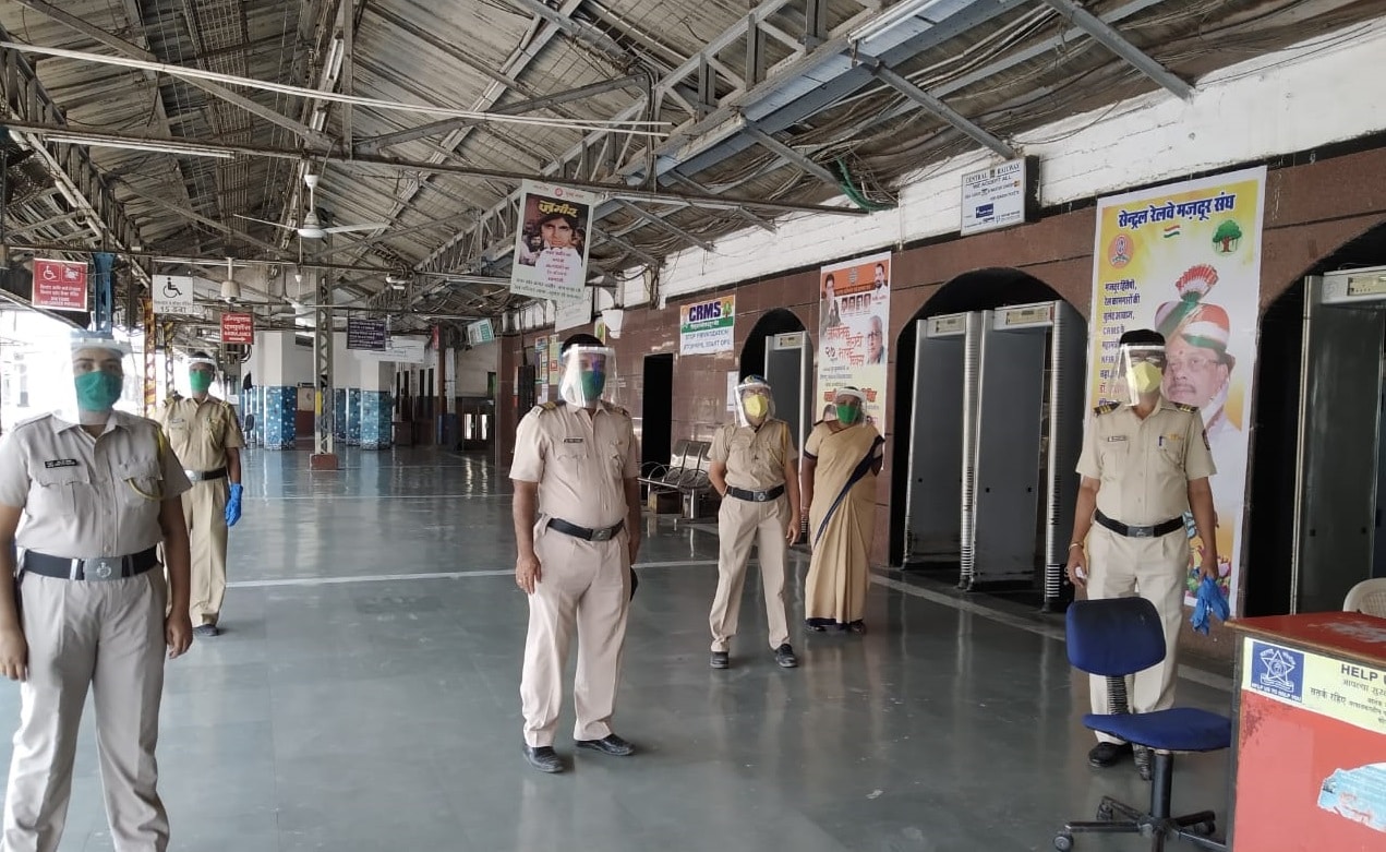 राज्यात कोरोनाचा फैलाव रोखण्यासाठी लॉकडाऊनचा चौथा टप्पा अवलंबवण्यात आला आहे. रेड झोन असलेल्या मुंबईमध्ये प्रत्येक रेल्वे स्टेशनवर पोलिसांनी बंदोबस्त आहे. राज्यात कोरोनाचा फैलाव रोखण्यासाठी लॉकडाऊनचा चौथा टप्पा अवलंबवण्यात आला आहे. रेड झोन असलेल्या मुंबईमध्ये प्रत्येक रेल्वे स्टेशनवर पोलिसांनी बंदोबस्त आहे.