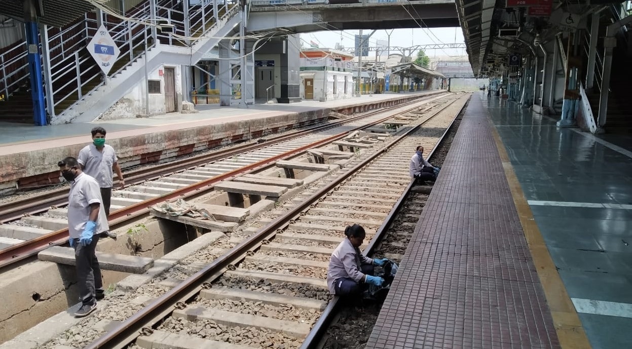 कोरोनामुळे मुंबईकर जरी घरी बसले असले तरी सफाई कामगार मात्र रेल्वे स्थानकांची स्वच्छता करत आहेत. कोरोनामुळे मुंबईकर जरी घरी बसले असले तरी सफाई कामगार मात्र रेल्वे स्थानकांची स्वच्छता करत आहेत.