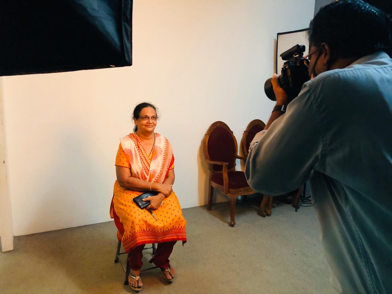 मास्क हा आता दैनंदिन जीवनाचा एक भाग झाला आहे. लोकं वेगवेगळ्या प्रकारचे मास्क वापरत आहेत. काही विचित्र मास्कही आपण पाहिलेत. त्यात आता आपला चेहरा, आपली ओळखही राखली जाईल असे मास्क वापरण्याकडे लोकांचा कल दिसून येतो आहे. मास्क हा आता दैनंदिन जीवनाचा एक भाग झाला आहे. लोकं वेगवेगळ्या प्रकारचे मास्क वापरत आहेत. काही विचित्र मास्कही आपण पाहिलेत. त्यात आता आपला चेहरा, आपली ओळखही राखली जाईल असे मास्क वापरण्याकडे लोकांचा कल दिसून येतो आहे.