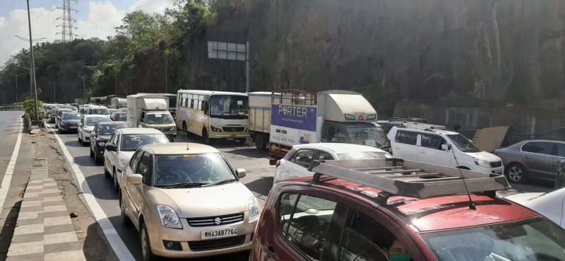 रस्त्यांवर मोठ्या संख्येनं उतरलेल्या या गाड्या पाहून लॉकडाऊन हटवल्यास कशी परिस्थिती येईल, याचे चित्र दिसते.फोटो-स्वाती लोखंडे रस्त्यांवर मोठ्या संख्येनं उतरलेल्या या गाड्या पाहून लॉकडाऊन हटवल्यास कशी परिस्थिती येईल, याचे चित्र दिसते.फोटो-स्वाती लोखंडे