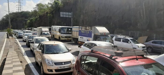 रस्त्यांवर मोठ्या संख्येनं उतरलेल्या या गाड्या पाहून लॉकडाऊन हटवल्यास कशी परिस्थिती येईल, याचे चित्र दिसते.फोटो-स्वाती लोखंडे 