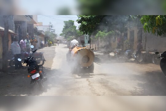 कोरोनाचा संसर्ग रोखणारा अनोखा ट्रॅक्टर, नाशिकच्या शेतकऱ्याचं मोदींकडून कौतुक