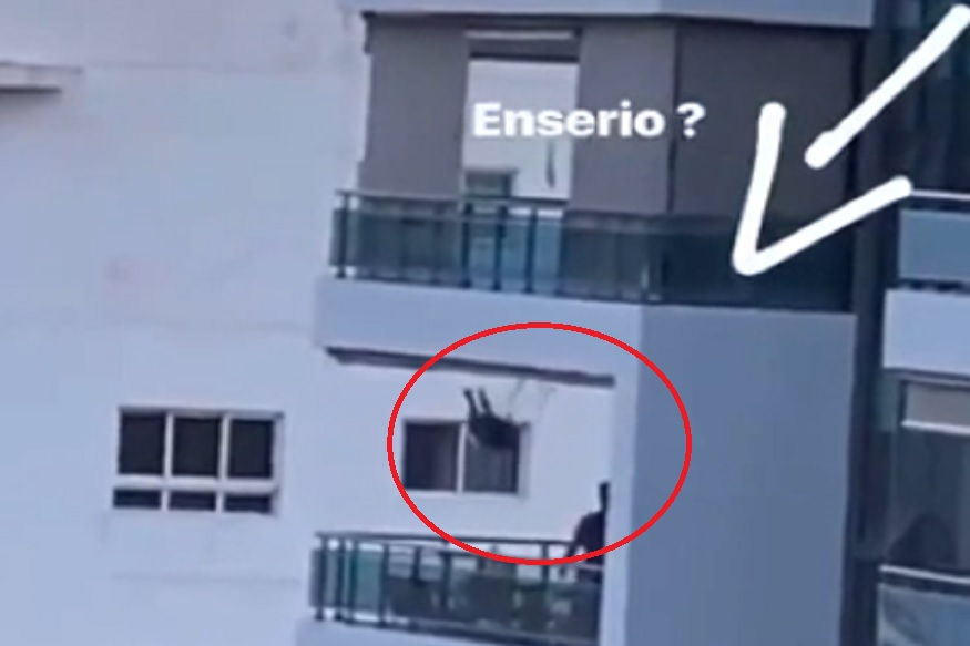 आठव्या मजल्याच्या बाल्कनीमधून वडिलांनी दिला मुलीला झोका आणि... धक्कादायक VIDEO व्हायरल