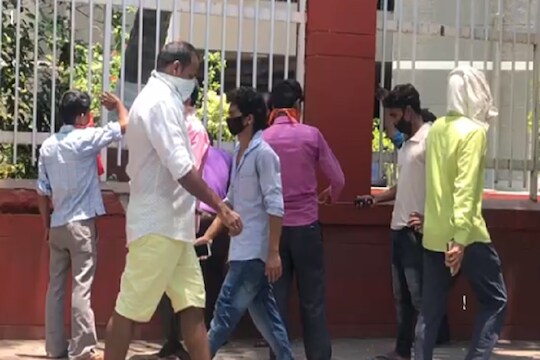 नवी मुंबईत परप्रांतीय मजुरांची मोठी गर्दी, सोशल डिस्टन्सिंगचा पुन्हा फज्जा