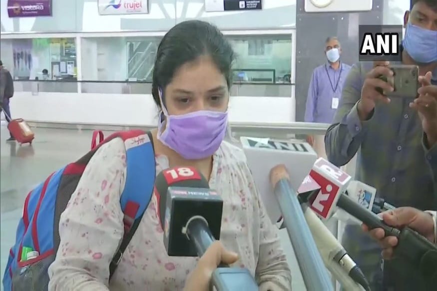 5 वर्षांचा विहाननं दिल्लीहून बंगळुरूला पोहचला. विहानची आई त्याला विमानतळावर घेण्यासाठी आली होती. विहान आणि त्याची आई यांची तब्बल 3 महिन्यांनी भेट झाली. मात्र आईला नीट भेटता आलं नाही. 5 वर्षांचा विहाननं दिल्लीहून बंगळुरूला पोहचला. विहानची आई त्याला विमानतळावर घेण्यासाठी आली होती. विहान आणि त्याची आई यांची तब्बल 3 महिन्यांनी भेट झाली. मात्र आईला नीट भेटता आलं नाही.