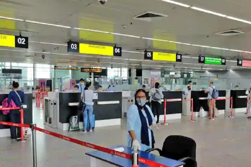 दरम्यान, आज दिल्लीहून बंगळुरूसाठी विमान रवाना झालं. यात 5 वर्षांच्या चिमुरड्यानं एकट्यानं प्रवास केला. विहान शर्मा असं या मुलाचं नाव असून तो दिल्लीमध्ये अडकला होता. दरम्यान, आज दिल्लीहून बंगळुरूसाठी विमान रवाना झालं. यात 5 वर्षांच्या चिमुरड्यानं एकट्यानं प्रवास केला. विहान शर्मा असं या मुलाचं नाव असून तो दिल्लीमध्ये अडकला होता.