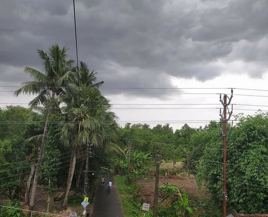 कोलकात्यातील बागबाझार इथं ढगांमुळे भरदिवसा रात्रीसारखं वातावरण झालं होतं. संपूर्ण शहरावर ढगांचे सावट होते. कोलकात्यातील बागबाझार इथं ढगांमुळे भरदिवसा रात्रीसारखं वातावरण झालं होतं. संपूर्ण शहरावर ढगांचे सावट होते.