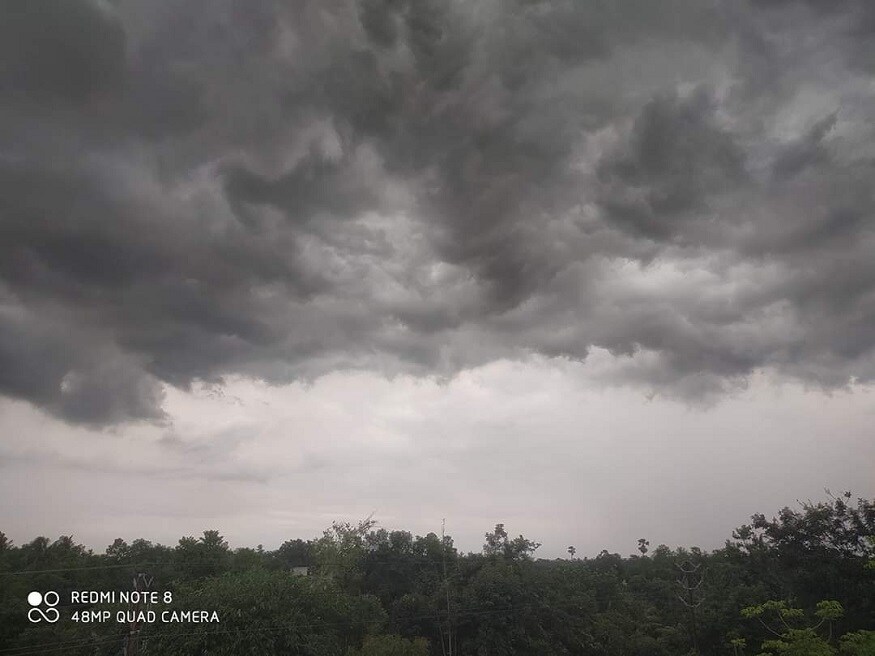 हवामान खात्याने पश्चिम बंगाल आणि ओडिशा इथे चक्रीवादळ 'अम्फान' चा इशारा दिला असून पुढील काही तासांत वादळ रौद्ररुप धारण करेल असा इशारा दिला आहे. हवामान खात्याने पश्चिम बंगाल आणि ओडिशा इथे चक्रीवादळ 'अम्फान' चा इशारा दिला असून पुढील काही तासांत वादळ रौद्ररुप धारण करेल असा इशारा दिला आहे.